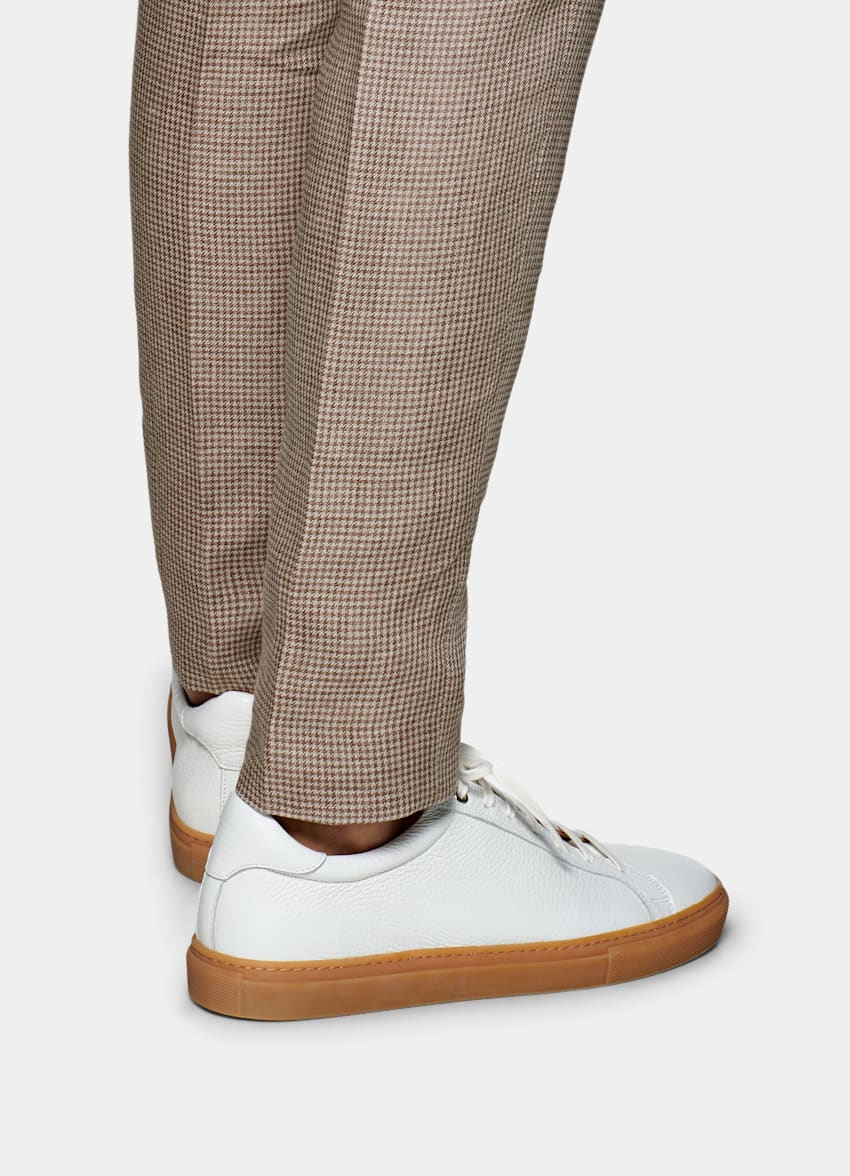 Brown Pleated Brentwood Trousers | Pure Linen | Suitsupply Online Store