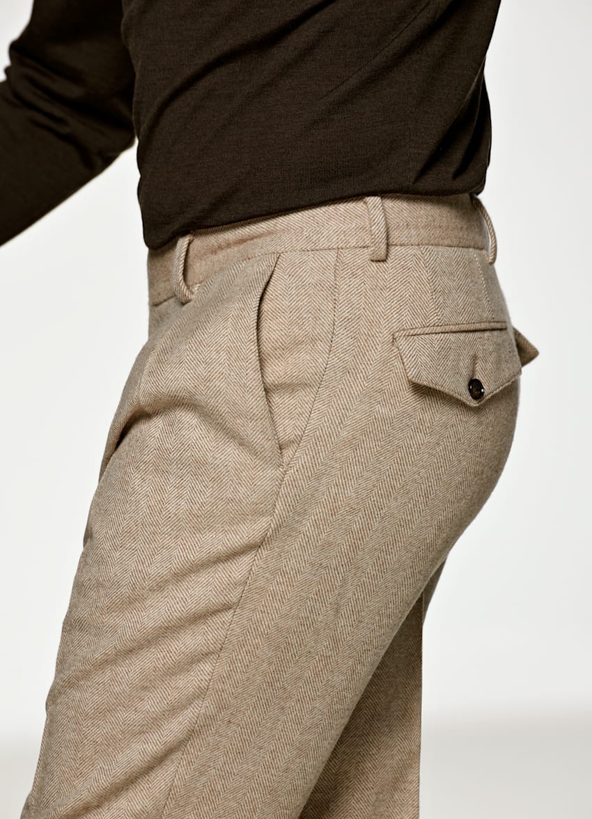 Light Brown Pleated Blake Trousers | Pure Wool | Suitsupply Online Store